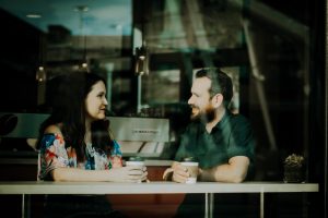 Face to Face Gespräch zwischen 2 Leuten in einem Kaffee. Die wichtigsten Kommunikationsfähigkeiten 2019 